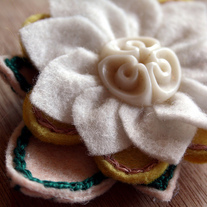 clover field felt flower pin