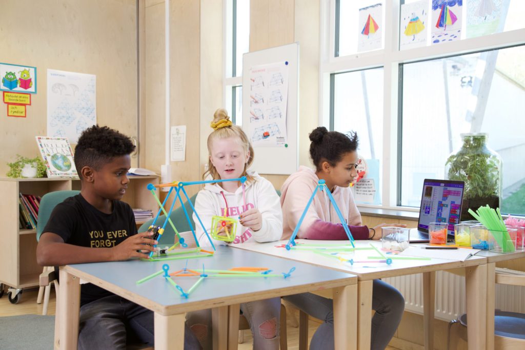 Robotic crane with the micro:bit in the classroom