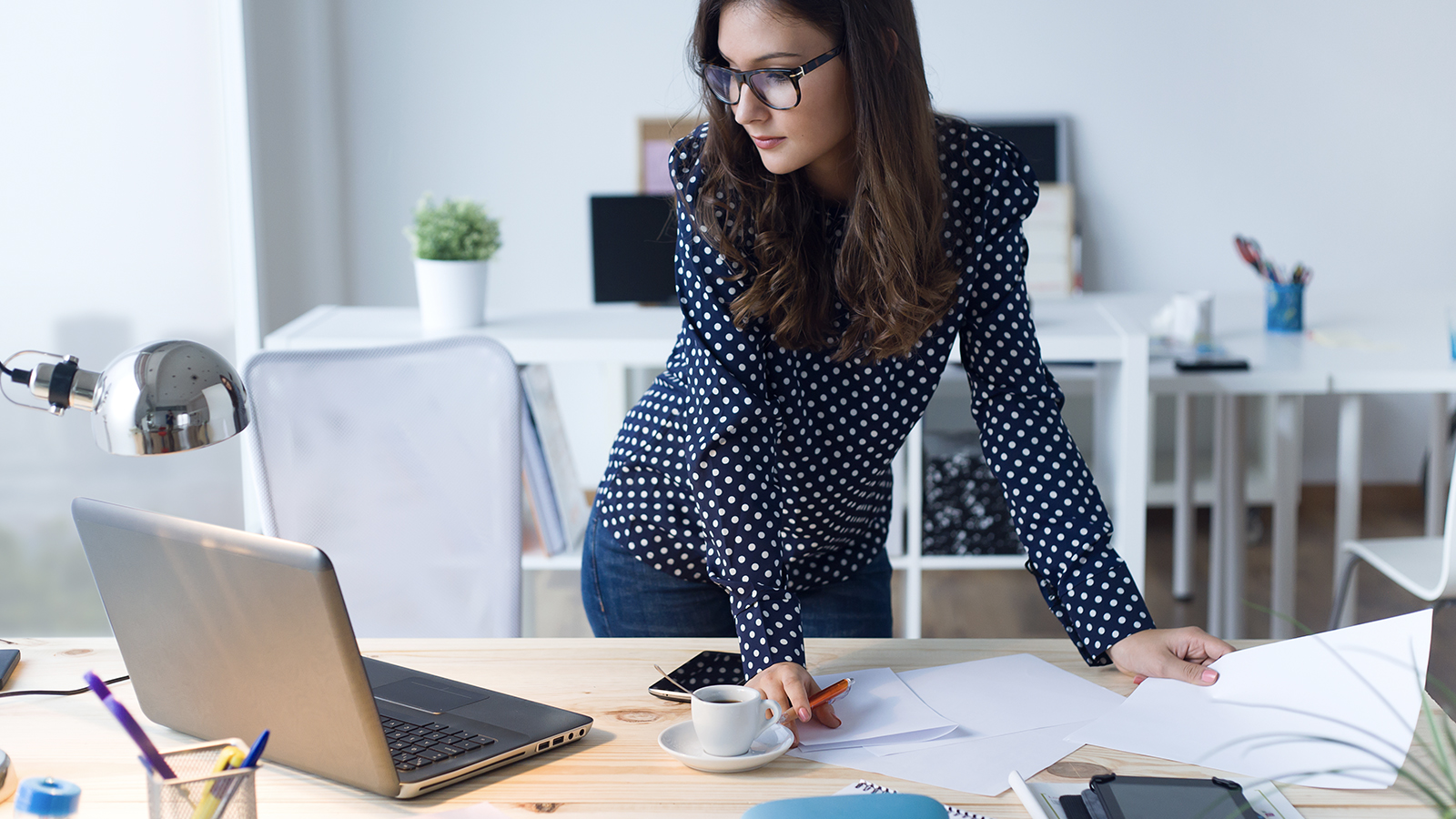 Женщина руководитель. Девушка менеджер с телефоном. Картинка девушка деск. She is at her office. Business woman thinking.