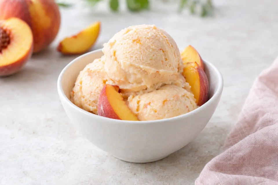 Low-Sugar Fresh Peach Frozen Yogurt