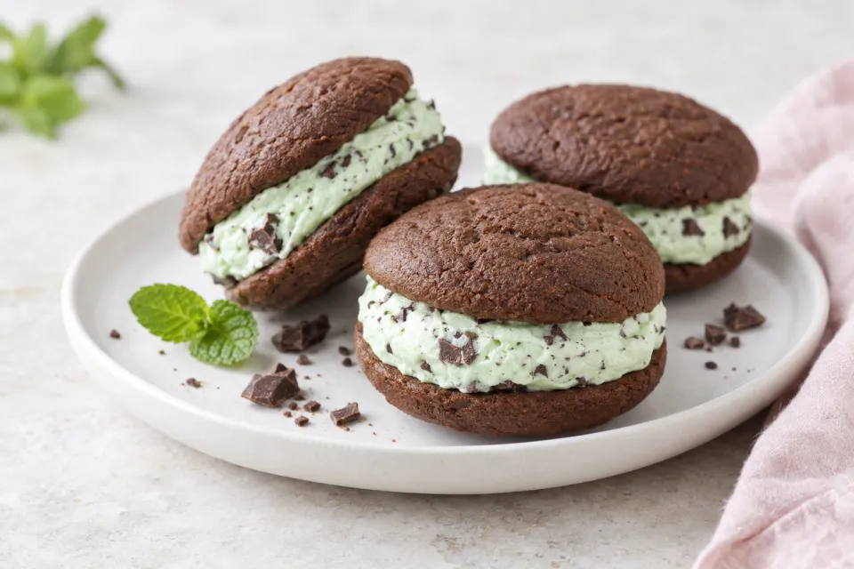 Mint Chocolate Chip Whoopie Pies