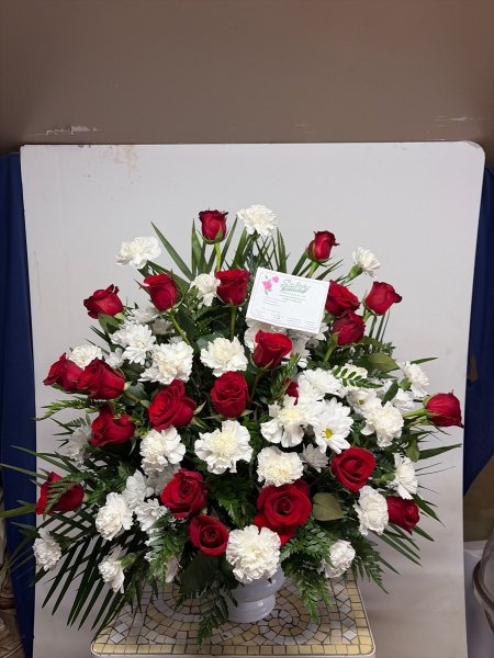 A 5 Star Customer Reviewed Flower Arrangement Designed by Salvy the Florist in Lynn, MA A 5 Star Customer Reviewed Flower Arrangement Designed by Salvy the Florist in Lynn, MA