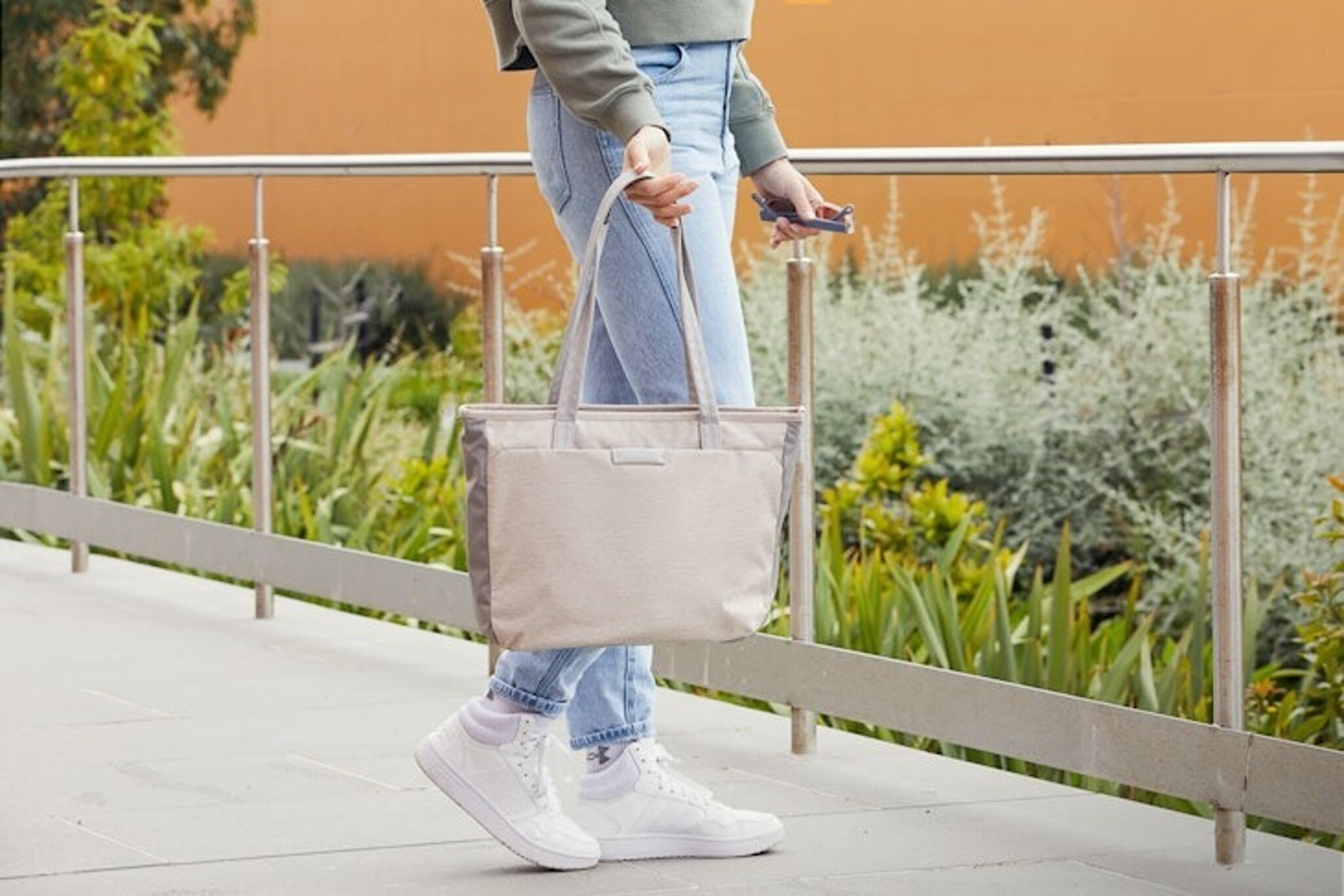 専用！ Bellroy TOKYO TOTE COMPACT 12L 美品 brl-btca__lifestyle1-melbourne