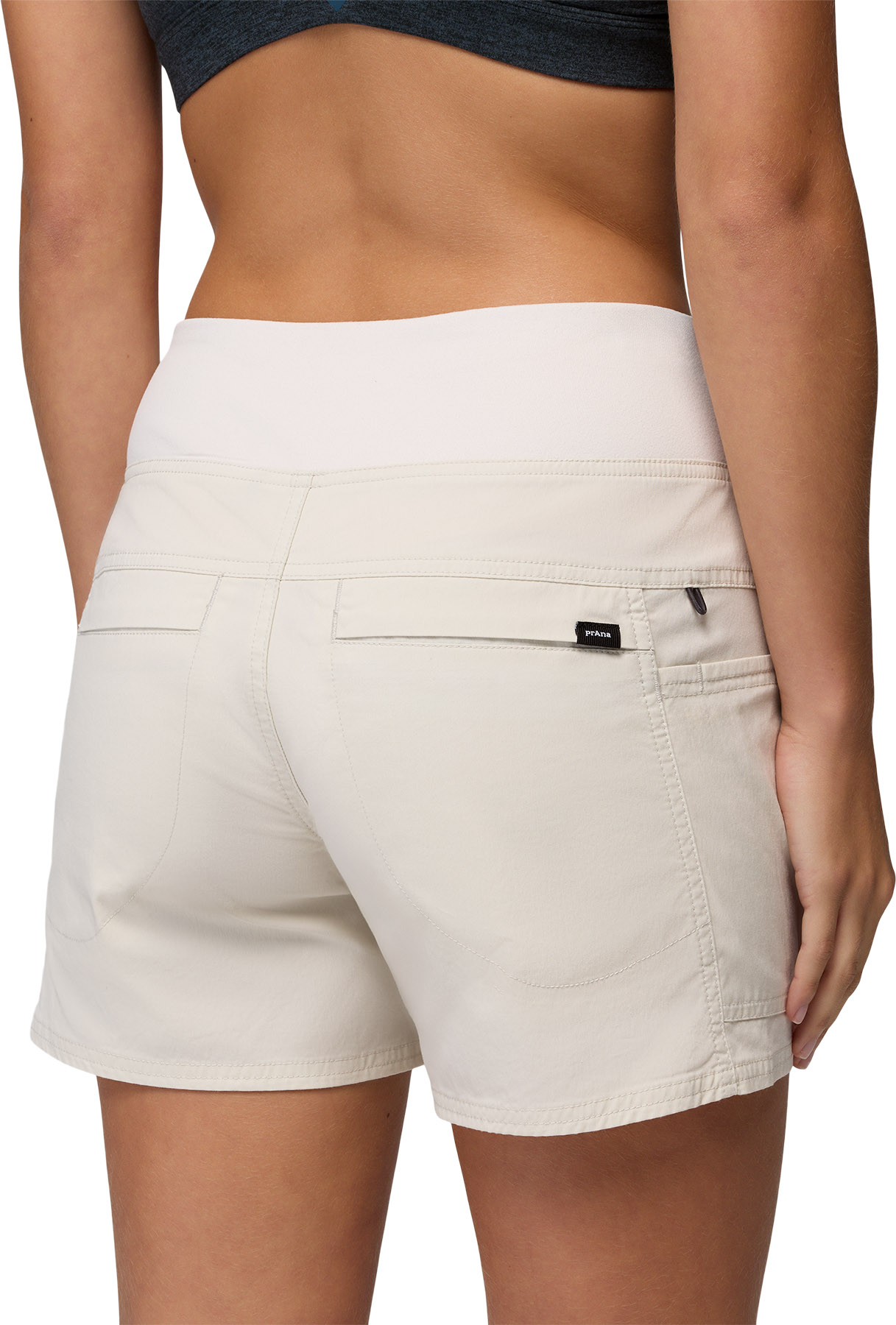 Femme athlétique forte en vêtements de sport avec des écouteurs en
