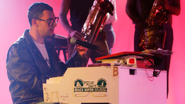 Jack Antonoff criticizes “herbs who sell crap” in celebrating Taylor Swift’s “All Too Well” hitting number one