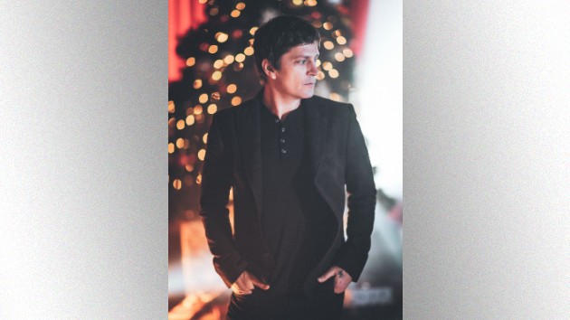 What’s Rob Thomas’ real-life “Small Town Christmas” like? Just watch his latest video