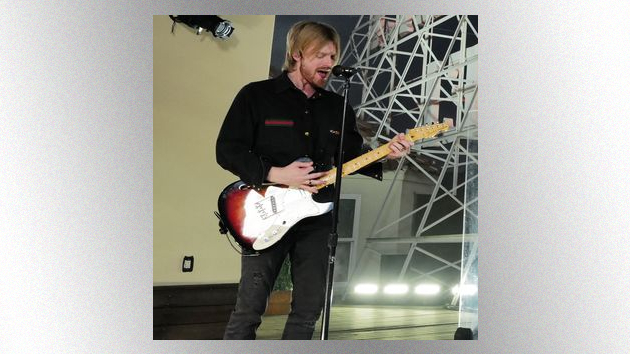 FINNEAS robs a jewelry store in new video for “The Kids Are All Dying”