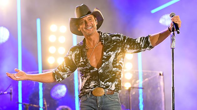 Tim McGraw’s oldest daughter Gracie does a spot-on, hilarious impression of his early ‘90s look