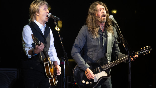 Dave Grohl performs for first time since Taylor Hawkins’ death during Paul McCartney’s Glastonbury set