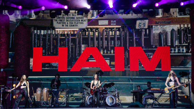 HAIM explains viral Drake photo: “Like something out of a movie”