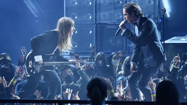 Måneskin teases “special cut” of “Supermodel” video premiering this week