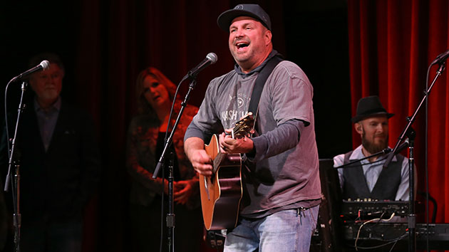 Garth Brooks isn’t picky when it comes to hot dog toppings Garth Brooks isn’t picky when it comes to hot dog toppings