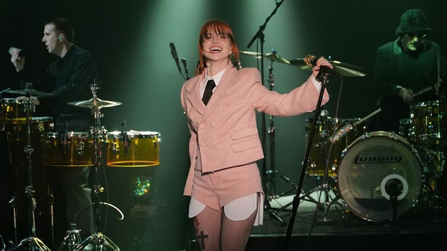 Hayley Williams covers The Cranberries’ “Dreams” during Paramore’s Ireland show