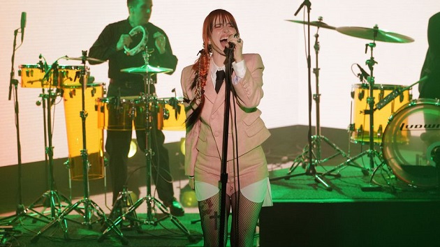 Hayley Williams doesn’t “cough all day and night anymore” after lung infection Hayley Williams doesn’t “cough all day and night anymore” after lung infection