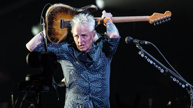 Grunge N' Roses: Pearl Jam's Mike McCready jams "Paradise City" during Seattle GN'R show