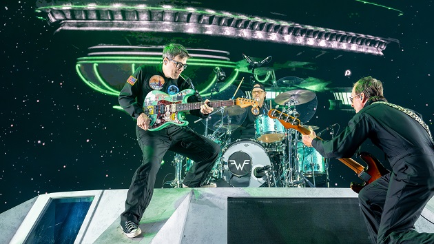 Weezer reflects on Voyage to the Blue Planet tour: “Our best tour ever!