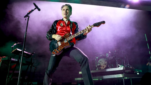 Johnny Marr joins Franz Ferdinand onstage for rendition of Smiths classic