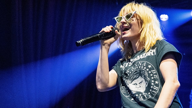 Hayley Williams rocks with The Linda Lindas at London show