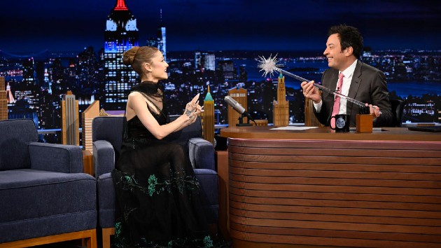 Ariana Grande talks hosting 'gayest episode ever' of 'SNL,' sings and shows off wand skills on 'Fallon '