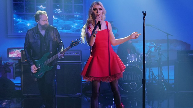 Taylor Momsen tries on original ‘Grinch’ costume: ‘Still (kind of) fits’