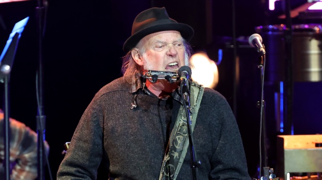 Neil Young takes aim at Verizon and Apple over Trump support Neil Young takes aim at Verizon and Apple over Trump support