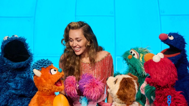 Miley Cyrus sings with Elmo on new episode of ‘Sesame Street’ Miley Cyrus sings with Elmo on new episode of ‘Sesame Street’