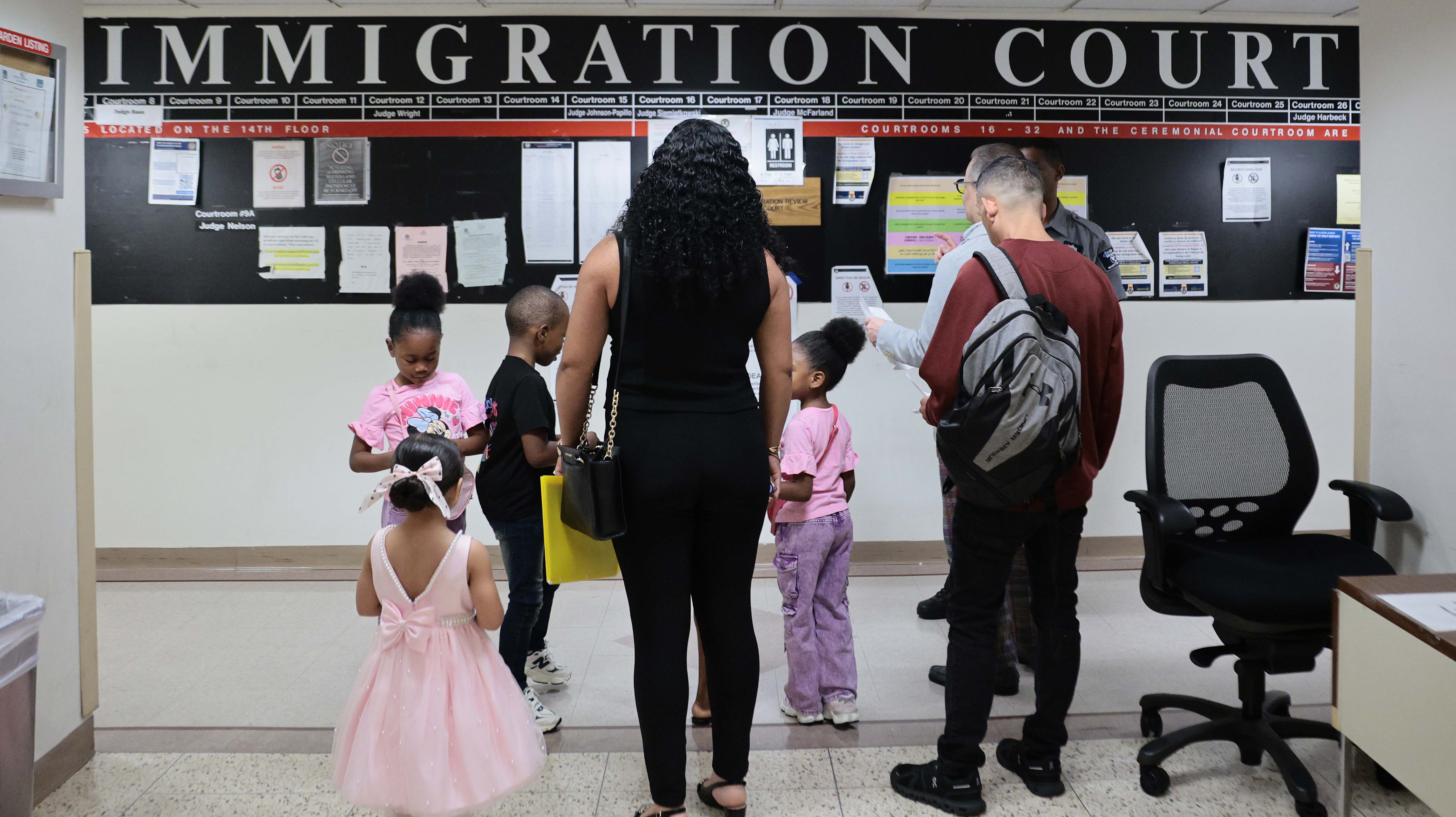 Democrats press HHS over legal representation of migrant children
