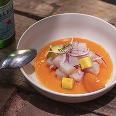 <p>Mesas al almuerzo en Oficial: ceviches, causas y más. Calle 85 #12-90</p>