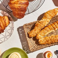 <p>Croissants, pan de masa madre, focaccia y más listos para hornear en casa.</p>