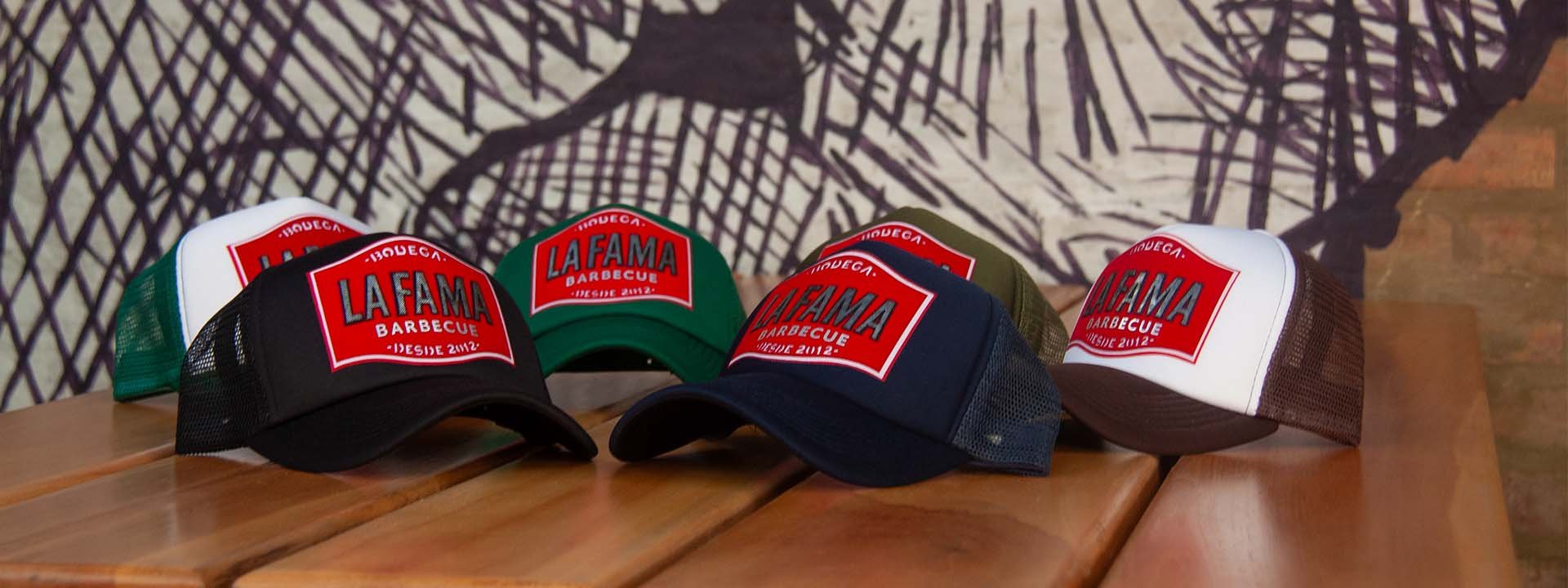 Un toque de estilo para sus parrilladas con nuestro Merch de La Fama.