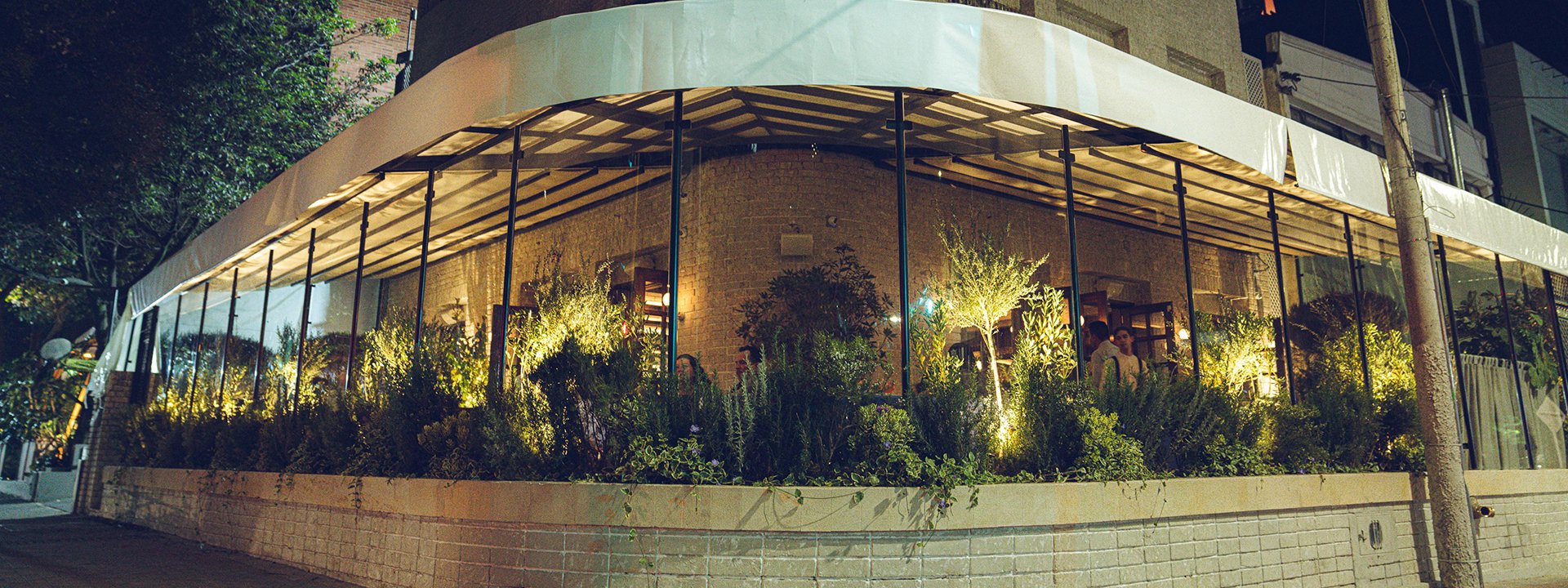 La nostalgia de un clásico francés en la mejor esquina de Bogotá. Calle 80 # 9-11.