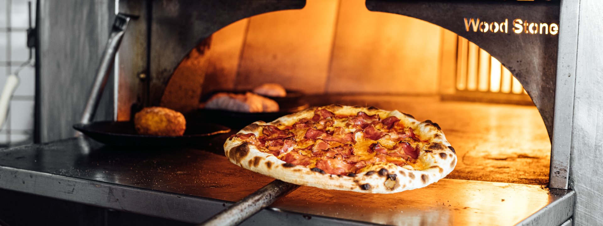 Pida nuestras pizzas congeladas, listas para hornear en casa: Margarita, Funghi, Pepperoni y Quesos.
