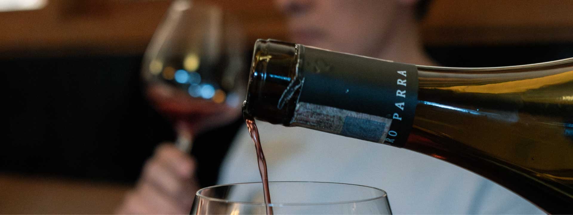 Tardes largas, vino en copa y un horizonte distinto por disfrutar.