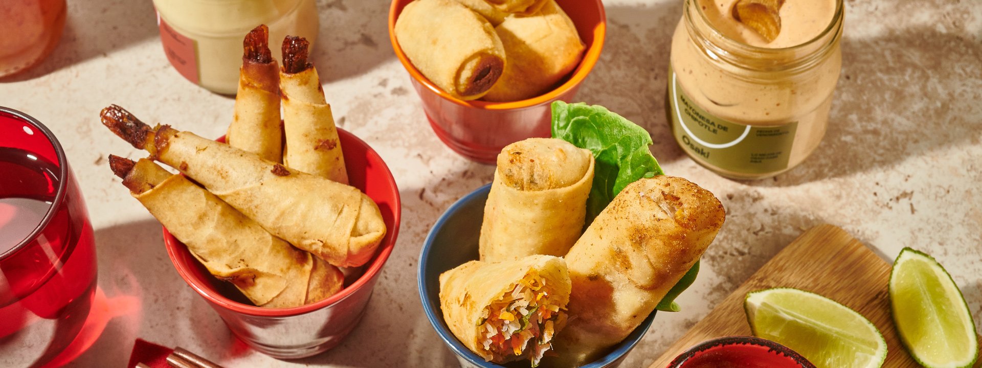 Pida nuestros rollos y gyozas congelados para preparar en casa y acompañar con salsas Osaki.