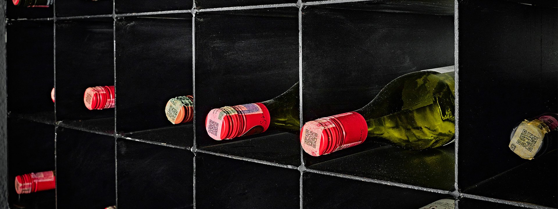 Tenemos una selección de vinos para maridar con cada una de nuestras creaciones de mar y montaña.