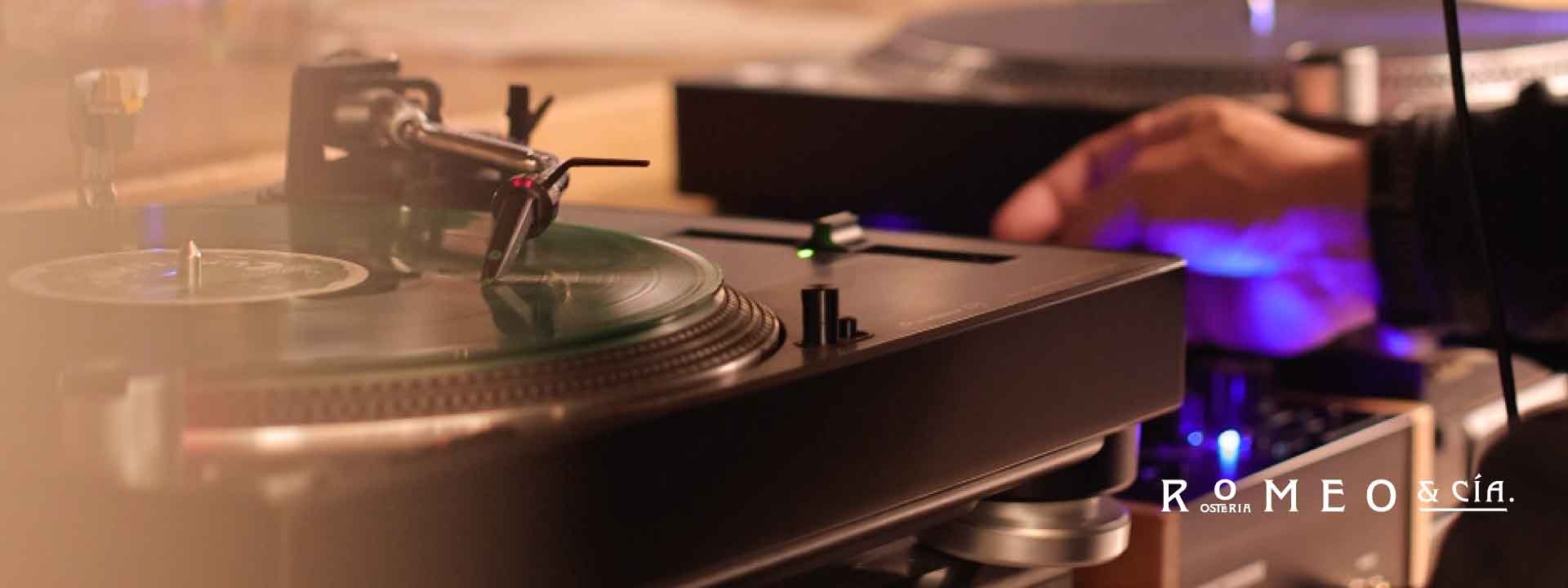 Vuelven los discos a Romeo & Compañía con su Vol. IV. Nos volvemos a encontrar con más amigos y más música. Los miércoles, jueves, viernes y sábado.