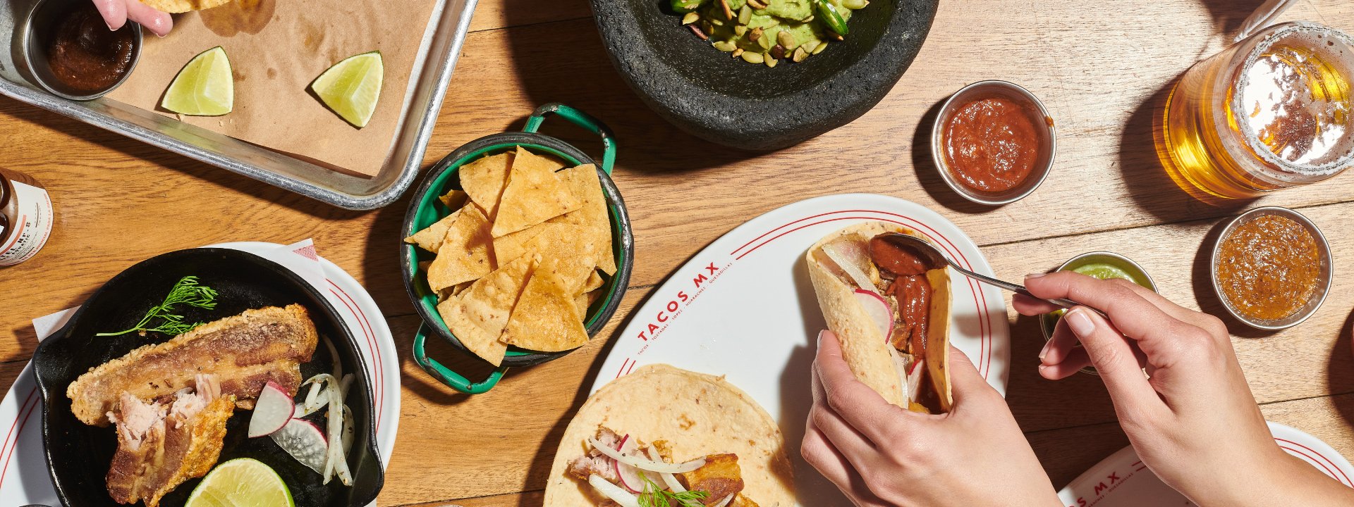 Arme una taquiza en casa con nuestras distintas opciones de platos y cocteles para compartir.