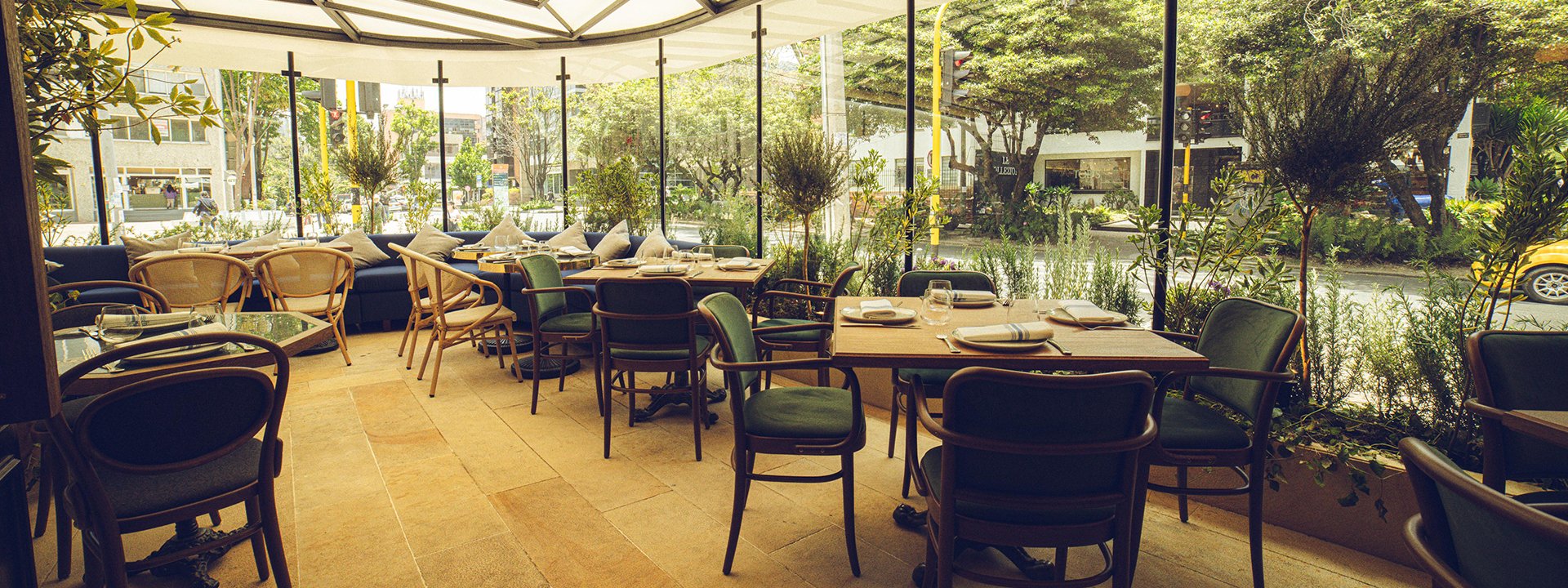 Tardes de sol en nuestra terraza con la mejor selección de vinos.