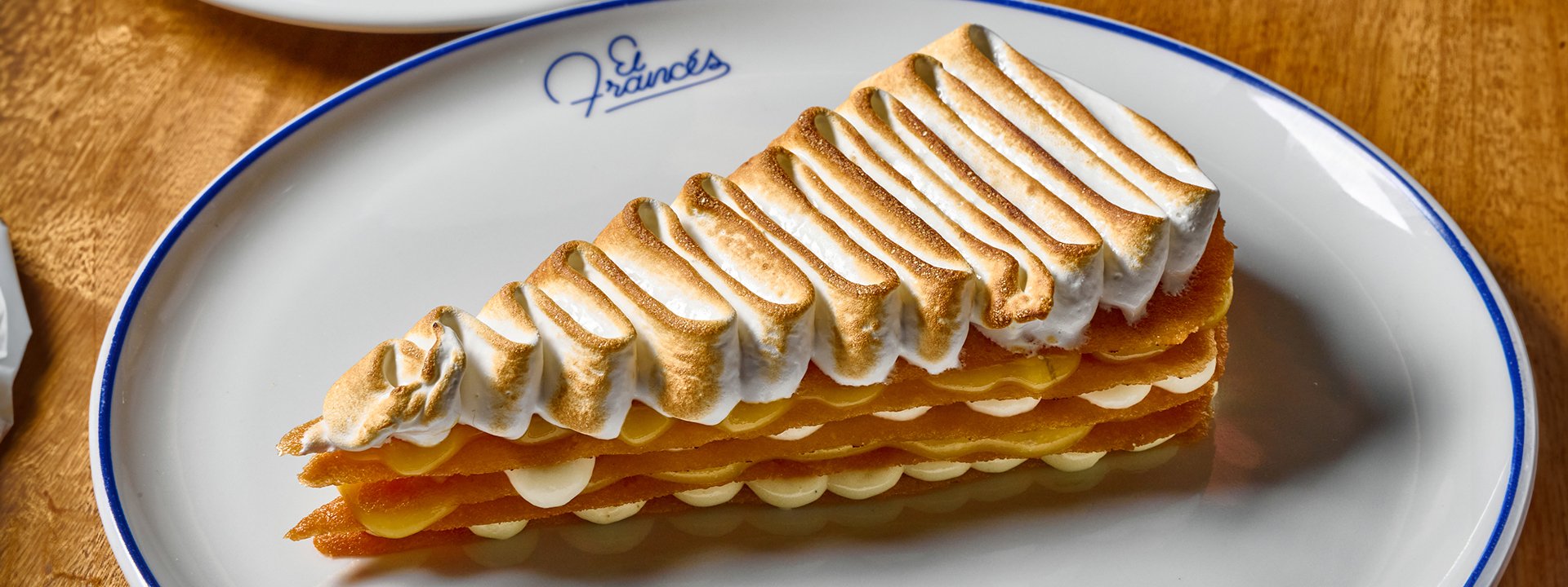 Una carta de postres que combina creaciones originales con clásicos franceses, diseñada por nuestra pastelera invitada Annia Ortiz.