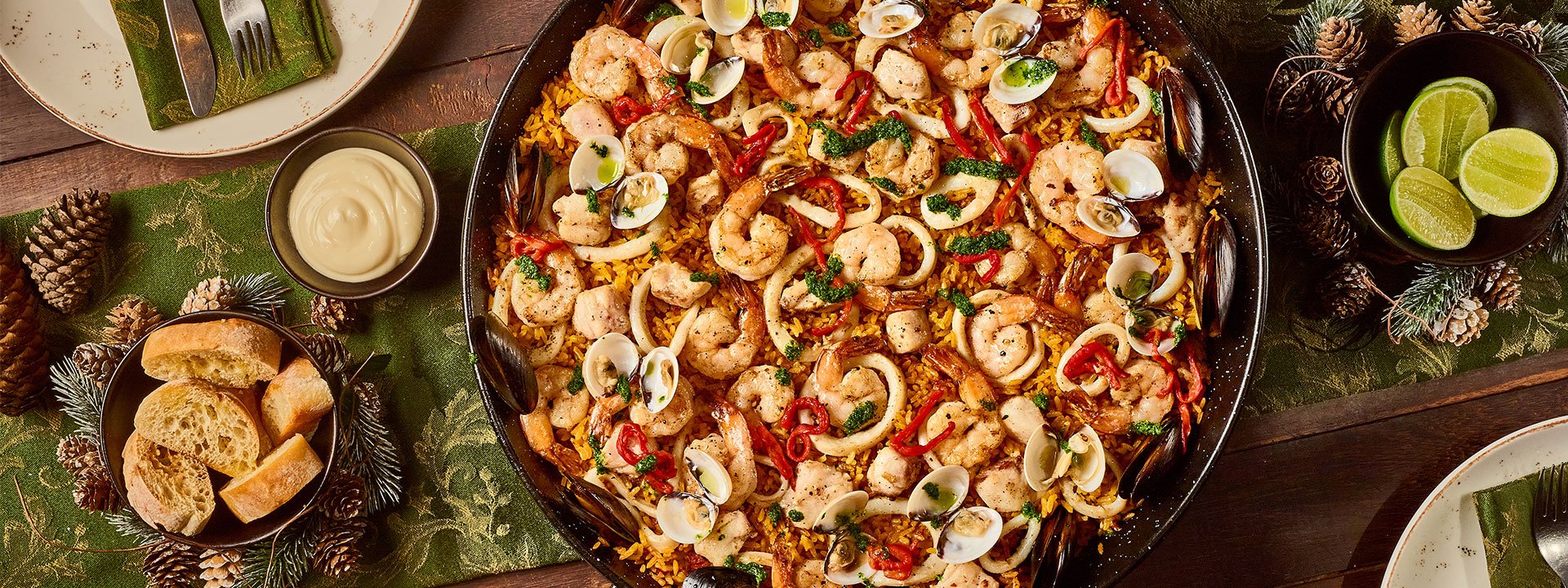 Llevamos hasta su casa nuestra paella de mar para compartir entre seis o diez personas. Pídala con anticipación.