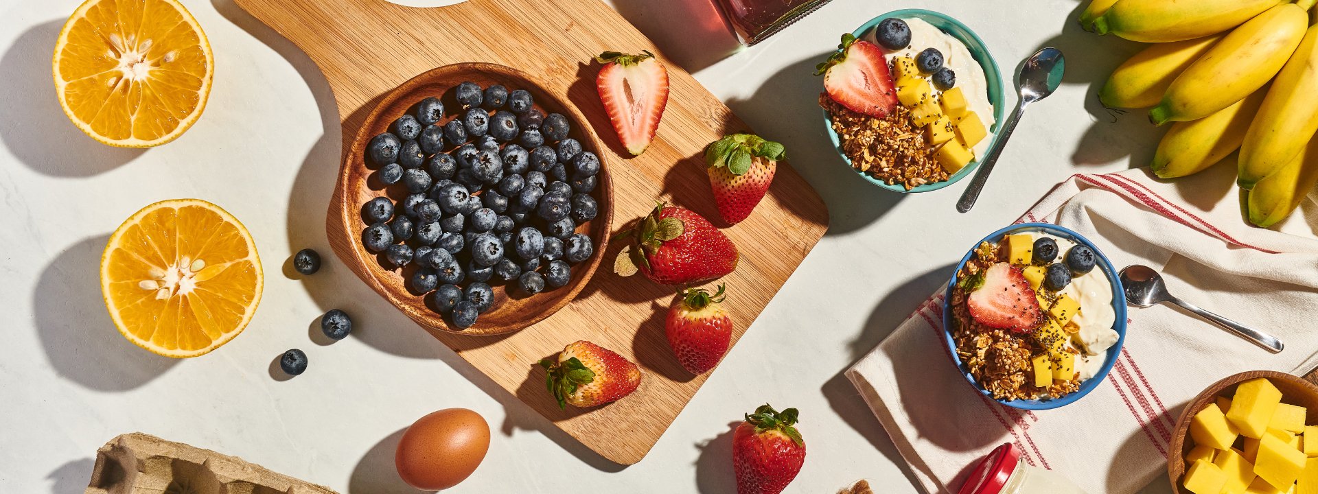 Muchas variedades de frutas frescas cultivadas por proveedores locales directo a su despensa.