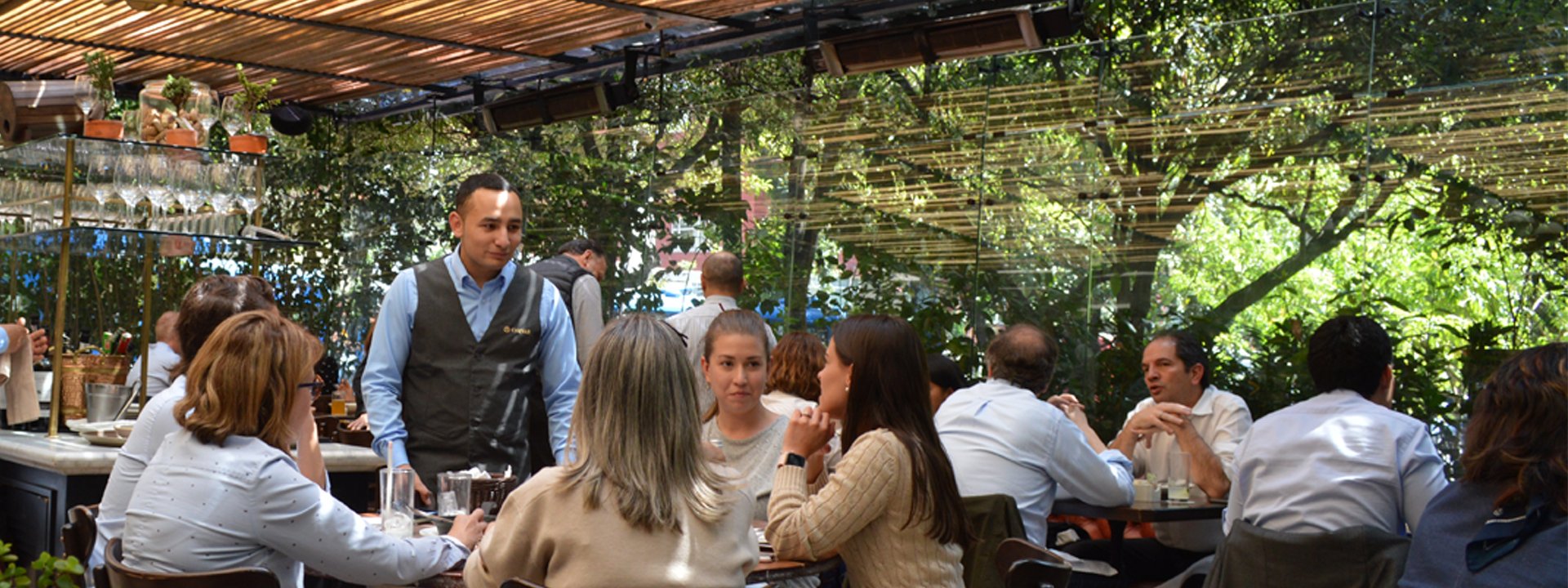 Acompañe sus tardes de pasta fresca y pizza con la playlist del restaurante: jazz, R&B y blues.