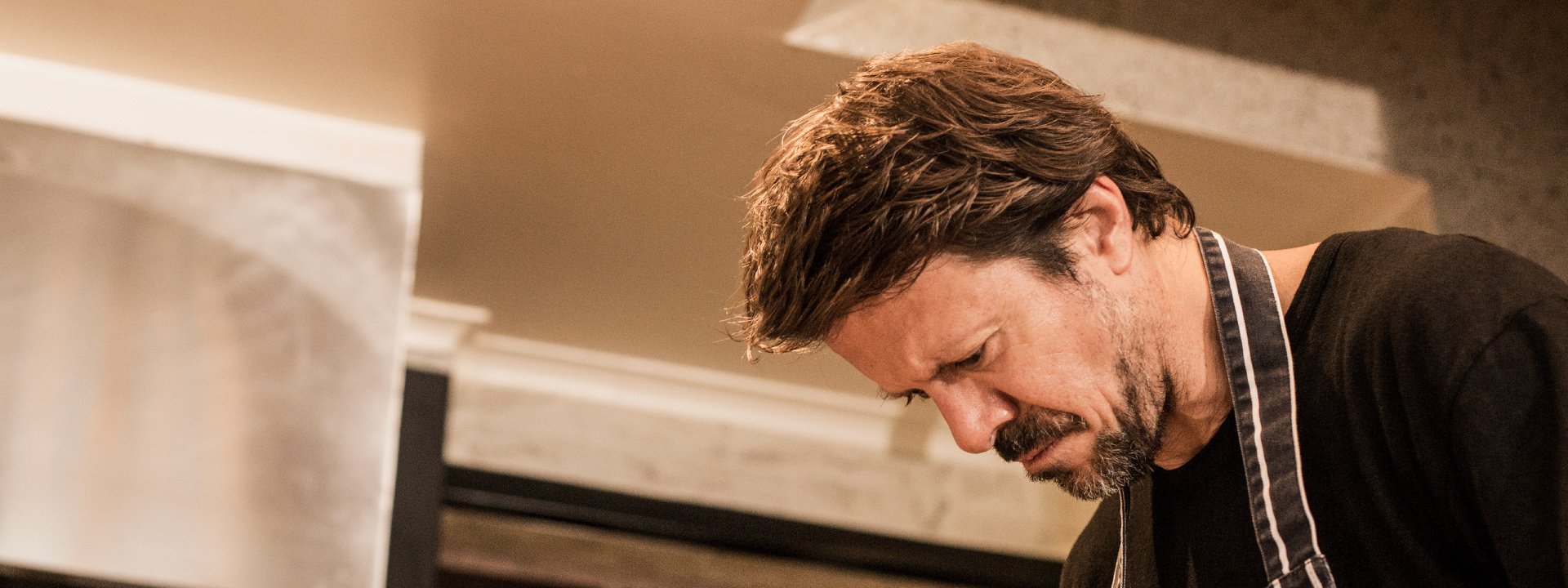 Conozca a nuestro chef ejecutivo Rafael Osterling, el puente que conecta lo mejor de Perú y Colombia.