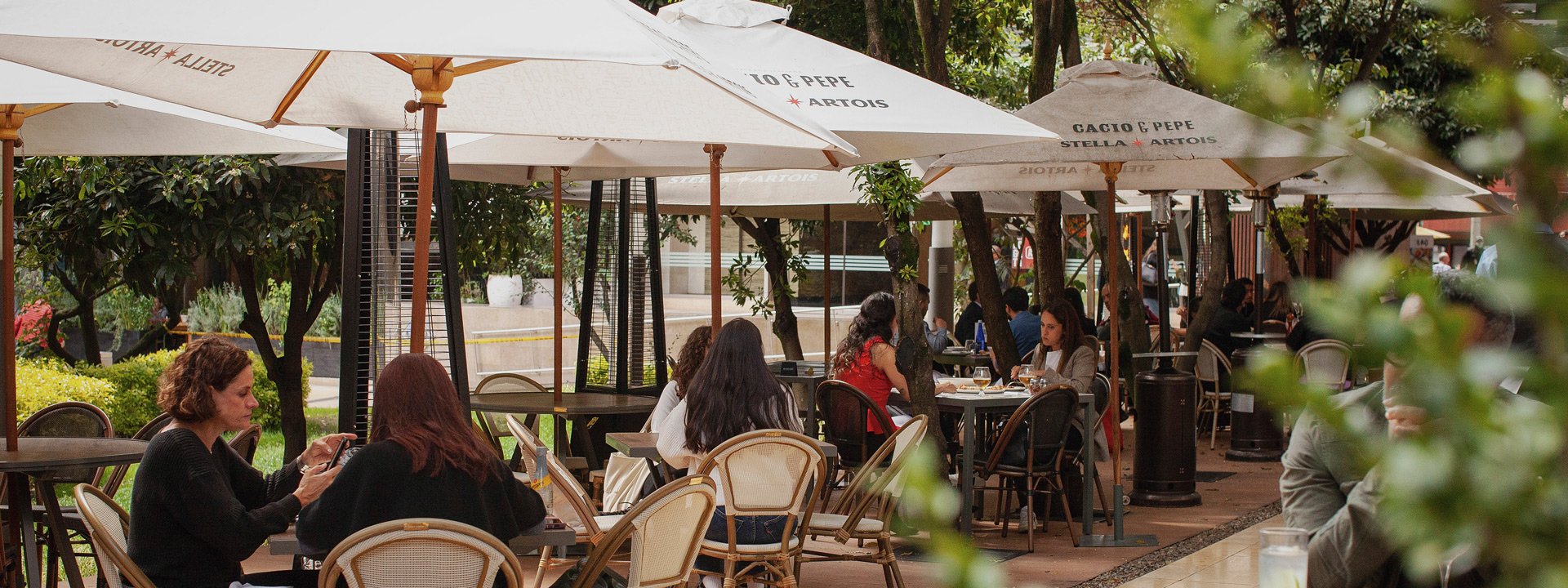 Nuestra terraza es el espacio ideal para pasar la tarde con cocteles, pizza y buena música.
