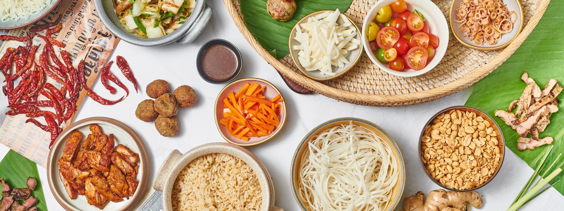 Bát, Bánh Mi o Ensalada. Ármelos con la combinación que más le guste.