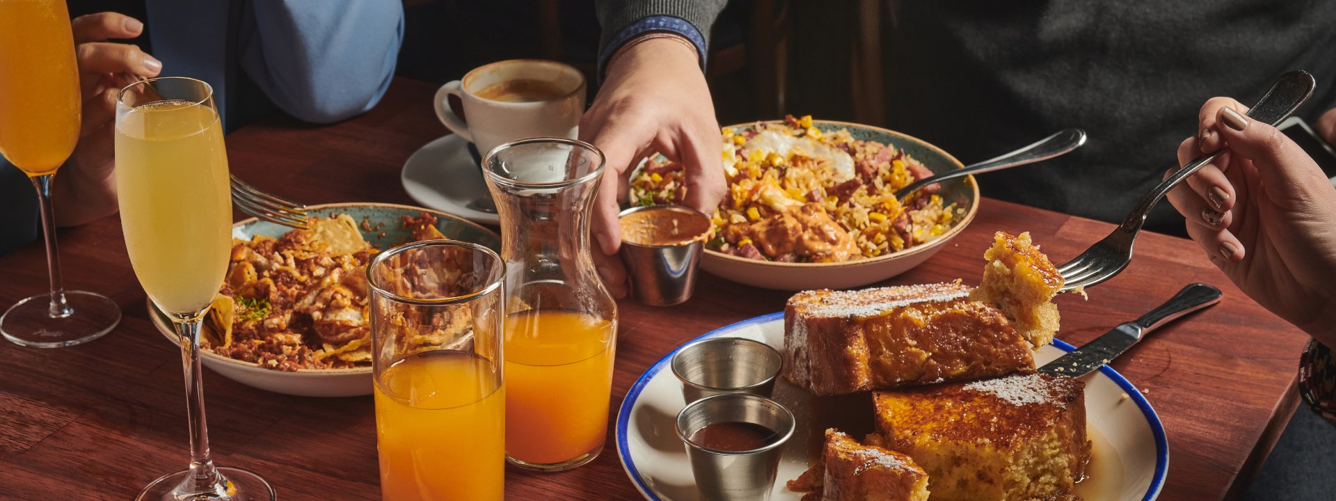 Ugly American Brunch. Todos los sábados, domingos y festivos de 9:30 a.m. a 2:00 p.m.