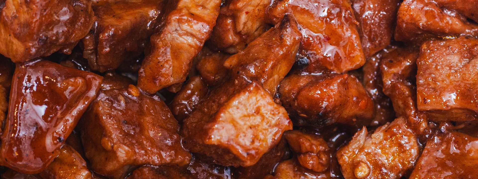 Carne de temporada: Cerdo BBQ.&nbsp;&nbsp;
Bondiola a la parrilla, adobada al estilo Memphis y BBQ de chipotle. En colaboración con La Fama. Solo por tiempo limitado y en los puntos físicos de Sipote.
