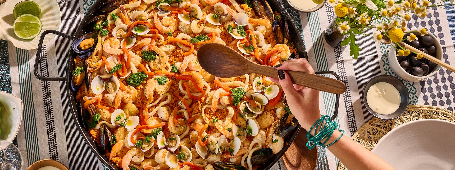 Paella y postres gran formato para celebrar a mamá
Preparaciones listas de Central Cevichería para celebrar el Día de la Madre en casa.