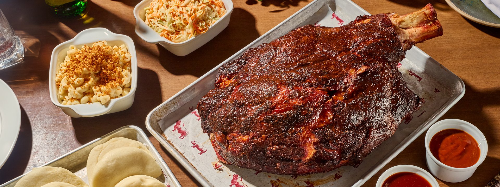 La cena típica de los bogotanos, llega ahora con todo el sabor ahumado.
Durante esta temporada no se pierda nuestro pernil de cerdo. Disponible para domicilio o consumo en La Fama 65 o 85 con reserva previa.&nbsp;