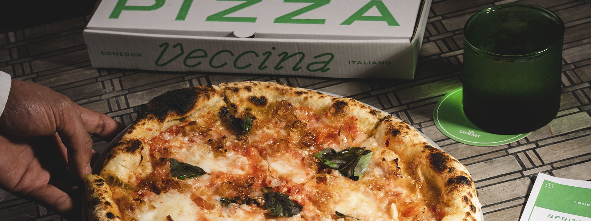 Los favoritos de nuestro comedor italiano en casa
Pida Veccina a domicilio:&nbsp;empanaditas a la leña, sándwich de milanesa, pizzas, pastas y otros fuertes. Disponible en takami.co, (601) 6447777 y Rappi.